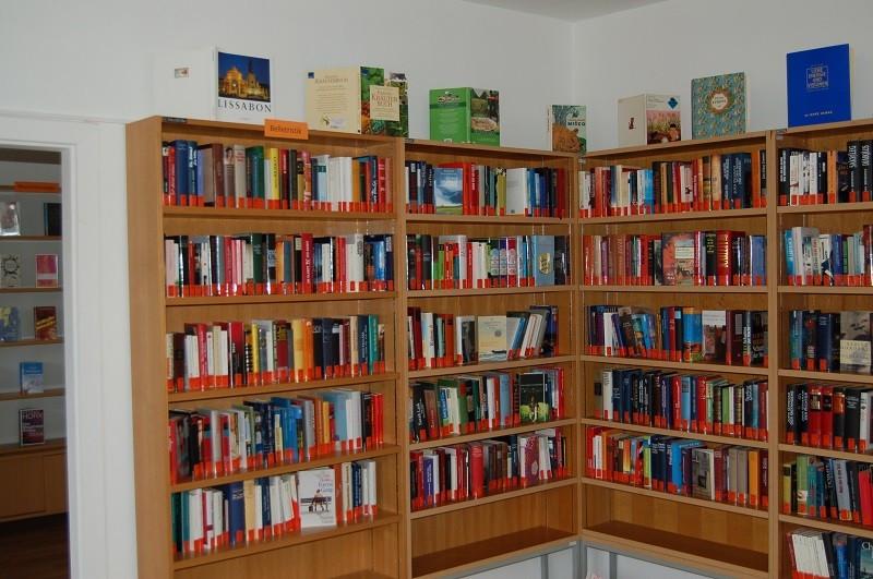 Eckbücherregal mit Medien befüllt